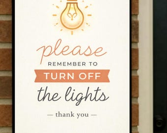 Könnte beinhalten: Rechteckiges Schild mit einer Glühbirnen-Illustration oben. Der Text "please remember to turn off the lights" ist in einer Mischung aus Schreib- und Blockbuchstaben geschrieben. Unten steht "thank you".