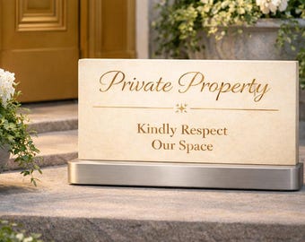 Könnte beinhalten: Rechteckiges Steinschild mit goldfarbenem Schriftzug "Private Property" und "Kindly Respect Our Space". Auf einem Sockel aus gebürstetem Metall, platziert auf einer Steinstufe.