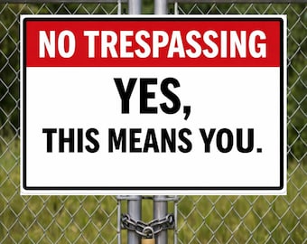 Könnte beinhalten: Rechteckiges Schild mit rotem oberen Rand und den Worten "NO TRESPASSING" in Weiß. Darunter steht auf dem Schild "YES, THIS MEANS YOU." Das Schild ist an einem Metallzaun mit Kette und Vorhängeschloss befestigt.