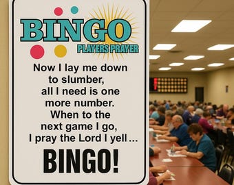 Könnte beinhalten: Ein weißes Schild mit dem Wort "BINGO" in Blaugrün und Gelb, mit dem Text "PLAYERS PRAYER" über einem Gedicht über das Spiel. Der Hintergrund zeigt einen Bingosaal mit spielenden Menschen.