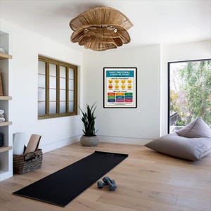 K&ouml;nnte beinhalten: Ein Raum mit einer schwarzen Yogamatte, Hanteln und einem gerahmten "Daily Emotional Check-In Chart" an der Wand. Eine gro&szlig;e gewebte Leuchte h&auml;ngt von der Decke. Ein Sitzsack befindet sich in der N&auml;he eines gro&szlig;en Fensters.