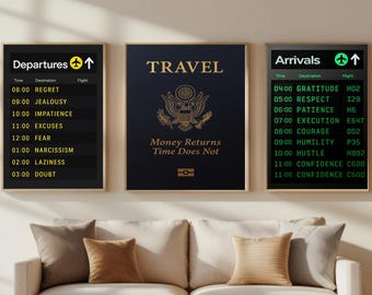 Könnte beinhalten: Drei gerahmte Wandkunstwerke. Das mittlere zeigt das Wort "TRAVEL" in goldener Schrift und den Satz "Money Returns Time Does Not". Die anderen beiden ähneln Abflug- und Ankunftstafeln von Flughäfen.