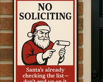Könnte beinhalten: Rechteckiges Schild mit rotem Rand und weißem Hintergrund. Oben auf dem Schild steht "NO SOLICITING" in schwarzer Schrift. Darunter eine Illustration des Weihnachtsmanns in rotem Anzug und Hut, der eine Liste hält. Der untere Teil des Schildes lautet "Santa's already checking the list—don't end up on it."