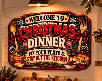 Könnte beinhalten: Ein rechteckiges Dekoschild mit rotem Rand und dem Text WELCOME TO CHRISTMAS DINNER FIX YOUR PLATE & STAY OUT THE KITCHEN. Das Design enthält Abbildungen eines Holzlöffels, einer Gabel, Tannenzapfen, Stechpalmen und verschiedenen Speisen.