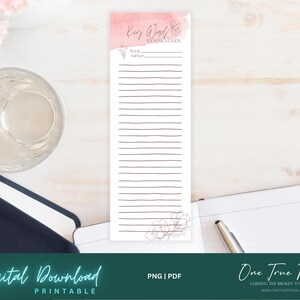 Può includere: Un segnalibro stampabile con uno sfondo acquerellato rosa e il testo "Key Word Bookmark". Il segnalibro ha un design floreale e uno spazio rigato per scrivere.