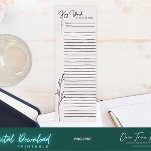 Può includere: Segnalibro stampabile con un design floreale in bianco e nero. Il segnalibro ha uno spazio per scrivere il titolo del libro e l'autore. Il testo "Key Word Bookmark" è in cima al segnalibro.