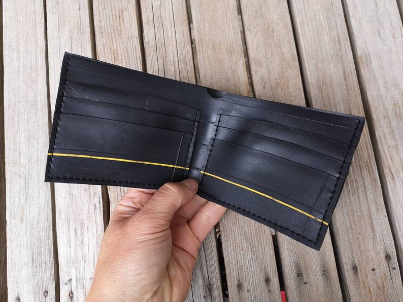 Cartera hecha con cámara de bicicleta reciclada - Cartera ecológica negra - Moda masculina - Cartera de viaje - Cartera minimalista imagen 9