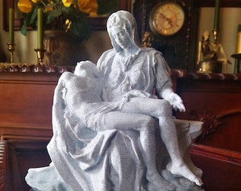 白い大理石の塵の中のミケランジェロのピエタ像 | 写真イタリア