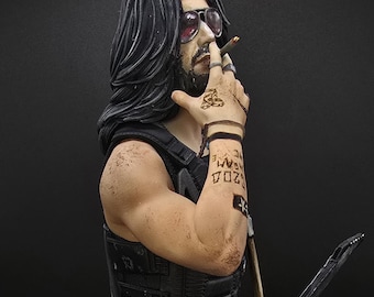Figura de rockero cyberpunk pintada a mano: guitarrista neón, chaleco táctico, decoración rebelde de ciencia ficción.