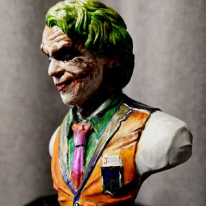 Grinning Villain Bust – Hand-Painted Resin Sculpture with Comic-Style Detail, Fan art ,movie inspired