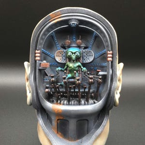 Intergalactic Alien Figure – 22 cm Sci-Fi Collectible Decor, Fan art ,movie inspired