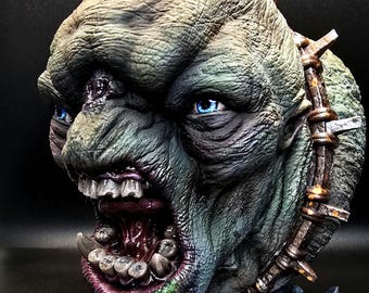 Busto de trol cavernícola pintado a mano – Escultura de ogro monstruoso de fantasía grotesca