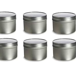 Puede incluir: Seis recipientes de metal plateado con tapas transparentes. Los recipientes son cilíndricos y tienen un acabado metálico liso.