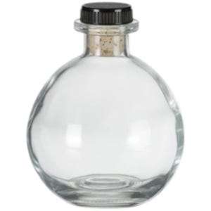 Peut inclure: Une bouteille en verre transparent avec un corps rond et un bouchon en plastique noir. La bouteille a un bouchon en liège.