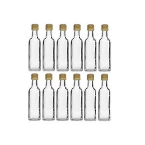 Puede incluir: Conjunto de doce botellas de vidrio transparente con tapones de corcho. Las botellas son de forma rectangular y tienen un cuello estrecho.