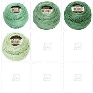 Puede incluir: Seis carretes de hilo de bordar DMC en tonos verdes. Los carretes están etiquetados con el número de color DMC y el texto "Cotton Perle."