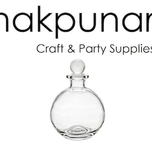 Puede incluir: Una botella de vidrio transparente con cuerpo redondo y tapón redondo de vidrio. La botella está vacía y tiene una superficie lisa.