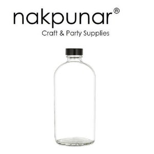 Puede incluir: Una botella de vidrio transparente con una tapa negra. La botella está vacía y tiene una forma redonda. Es una botella de 473 ml.