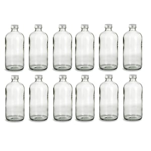 Puede incluir: Doce botellas de vidrio transparente con tapas plateadas. Las botellas son todas del mismo tamaño y forma.