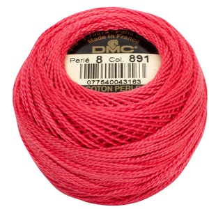 Puede incluir: Una madeja de hilo de bordar DMC Perle 8 de algodón rojo, con una etiqueta que dice "Perle 8 Col. 891" y un código de barras. La etiqueta también incluye el logotipo de DMC y el texto "Made in France".