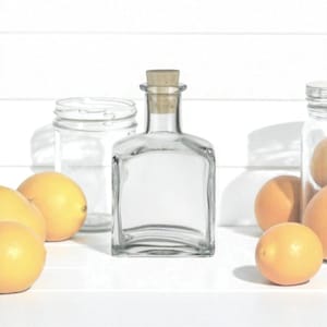 Botella de vidrio cuadrada transparente con corcho de 7.0 oz (210 ml) para almacenamiento y organización