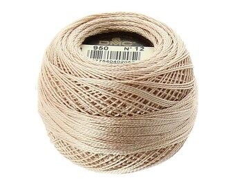 Puede incluir: Una madeja de hilo de bordar DMC de color beige claro. El hilo está bien enrollado, con una etiqueta visible en el centro. La etiqueta muestra el número "950" y "N° 12". Este hilo es adecuado para varios proyectos de costura y bordado.