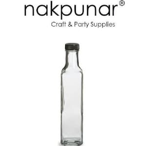 Puede incluir: Botella de vidrio transparente con tapa negra. La botella es rectangular con cuello estrecho. El texto "nakpunar Craft & Party Supplies" está encima de la botella.