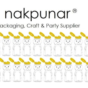 Puede incluir: Botellas transparentes de plástico con forma de oso de miel con tapas amarillas, dispuestas en filas. Las botellas tienen un diseño en forma de oso con una cara sonriente. El texto "nakpunar® Packaging, Craft & Party Supplier" está en la parte superior.