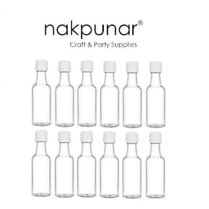 Puede incluir: Diez botellas de plástico transparente con tapas de rosca blancas. Las botellas son todas del mismo tamaño y forma, y están dispuestas en dos filas de cinco.