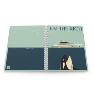 Può includere: Quaderno a spirale aperto con un'illustrazione grafica. L'immagine presenta uno yacht sull'acqua, con la scritta "EAT THE RICH" sopra. Il quaderno mostra una scena marina con uccelli e una forma scura.