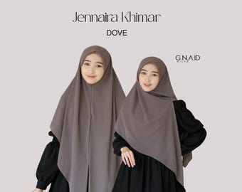 Pode incluir: Dois khimars de cor pomba usados sobre peças pretas de manga comprida. O texto Jennaira Khimar DOVE e G.N.A.ID é visível. Os khimars são de cor sólida, caem sobre os ombros e cobrem a área do cabelo e do pescoço.
