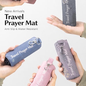 Puede incluir: Se muestran esterillas de oración de viaje enrolladas en varios colores, incluyendo rosa, azul, gris y malva. Cada esterilla está asegurada con un cierre plateado y presenta el texto "Travel Prayer Mat". Las esterillas son antideslizantes y resistentes al agua.