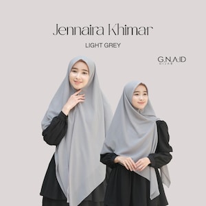 Può includere: Due donne con hijab Jennaira Khimar grigio chiaro. Gli hijab sono drappeggiati sulle loro teste e spalle. Il testo "Jennaira Khimar" e "LIGHT GREY" sono visualizzati nella parte superiore dell'immagine. Il logo G.N.A.ID Hijab si trova nell'angolo in alto a destra.