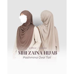 Könnte beinhalten: Zwei Frauen tragen MHI Zaina Hijab-Kopftücher. Einer der Schals ist dunkelbraun, der andere hellbeige. Der Text "wilove mininos" steht oben, und "MHI Zaina Hijab" und "Pashmina Oval Tali" stehen unten.