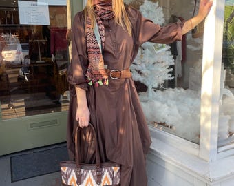 Funky dress in brown cotton voile with ties under the skirt