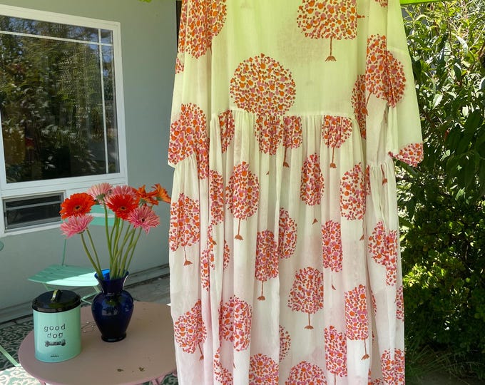 Everybody dress in pink and orange tropical print