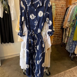 Vestido camisero/gabardina de algodón azul marino con estampado Shibori