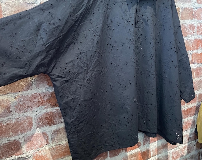 Tokyo shirt in black schiffli