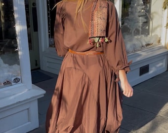 Funky dress in brown cotton voile with ties under the skirt