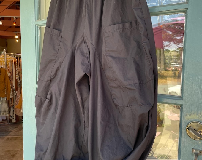 Black poplin cotton bicycle pant.