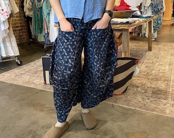 Granatowe bawełniane spodnie z nadrukiem ikat