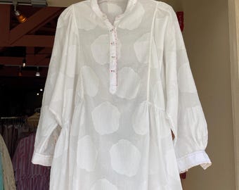 Alice shirt in white dobi with hand sewn details