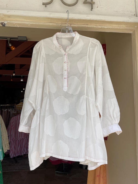 Alice shirt in white dobi with hand sewn details