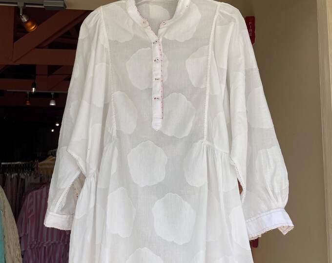 Alice shirt in white dobi with hand sewn details