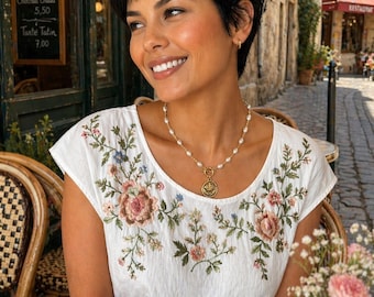 Queen bee with pearls choker