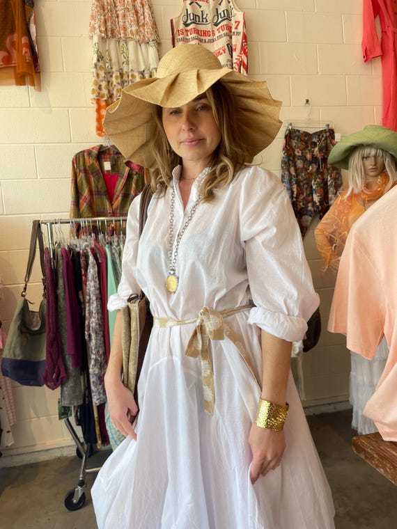 Funky dress in white cotton voile with ties under the skirt