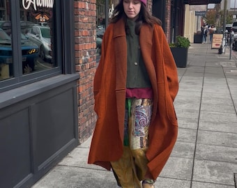 Wool coat one size with outside seams and pockets