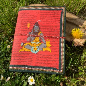 Bellissimo Notebook Made in India fatto a mano con carta riciclata e foderato con scarti di stoffa super fantasiosi. Dimensioni : 20x15cm