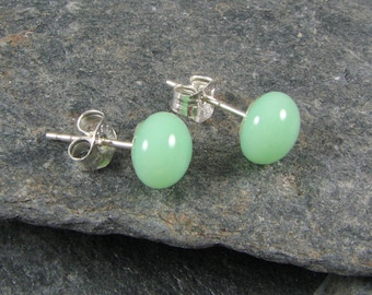 Pequeños pendientes redondos de cristal fundido en color menta sobre postes de plata de ley