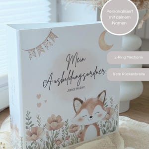 Könnte beinhalten: Ein Set aus drei Keramikbechern mit gesprenkelter, matter Oberfläche. Die Becher sind in Creme-, Hellgrau- und Dunkelgrautönen gehalten. Jeder Becher hat ein schlichtes, minimalistisches Design und einen abgerundeten Griff.